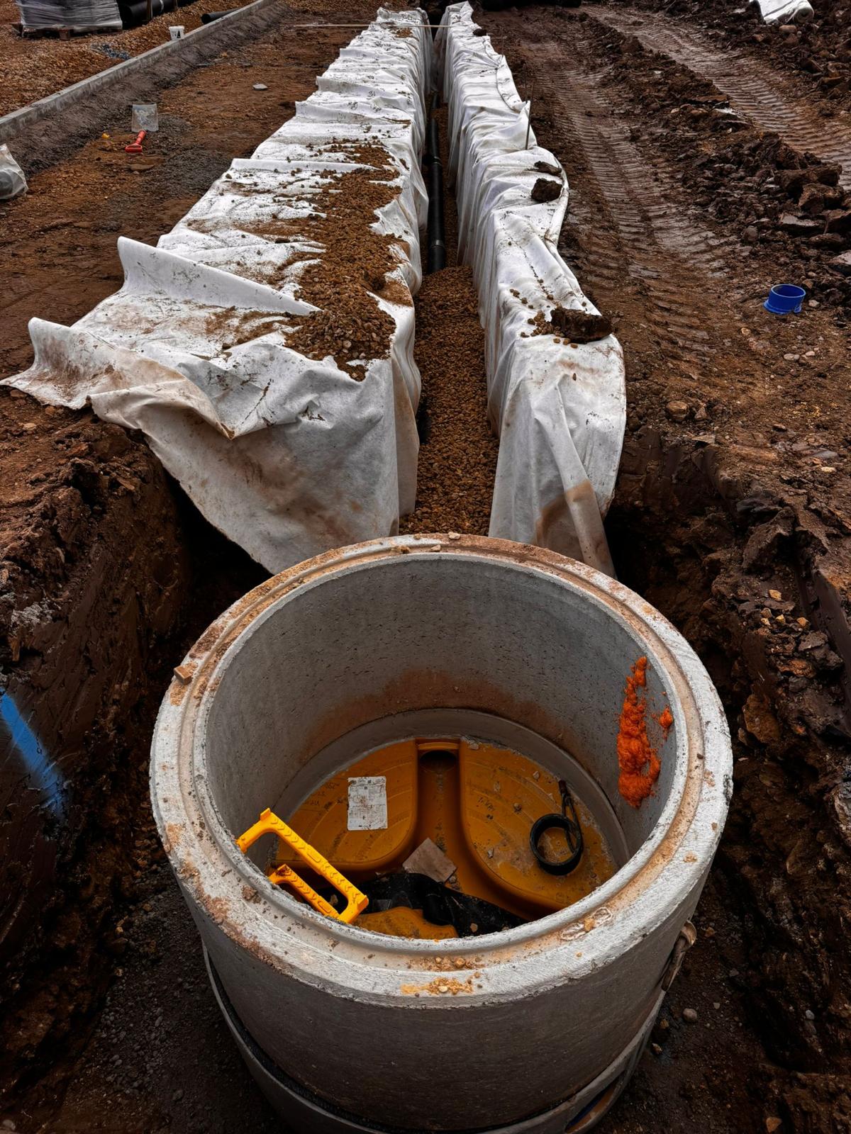 Drainage chamber and attenuation installation